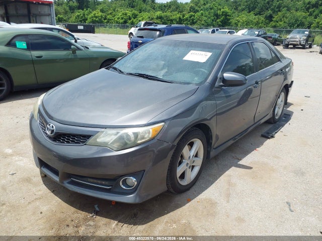 2014 Toyota CAMRY SE photo 2