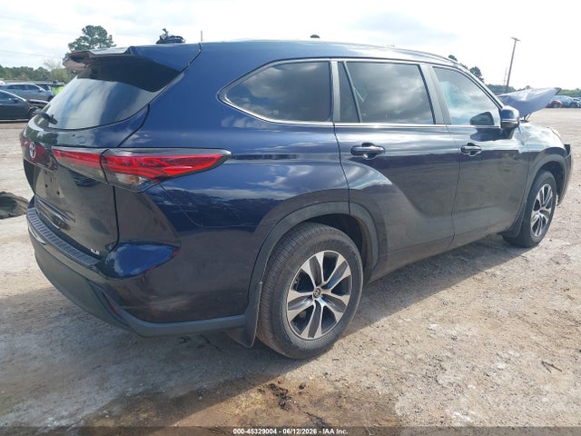 2023 TOYOTA HIGHLANDER XLE 4