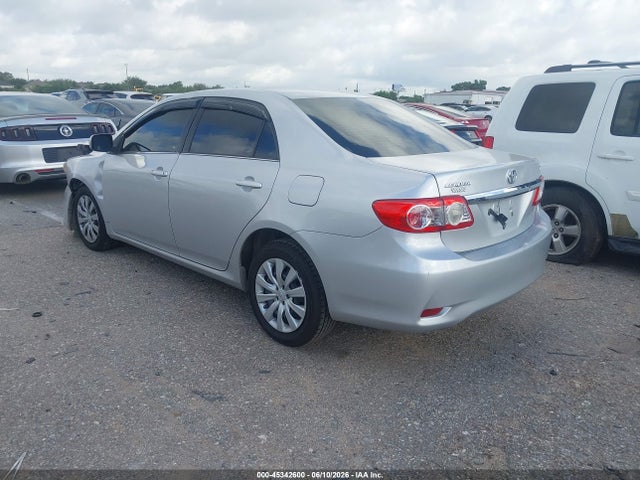 2013 Toyota COROLLA LE photo 3