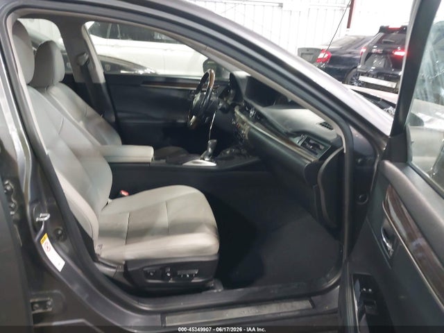 صورة 5 لـ 2016 Lexus ES 300H