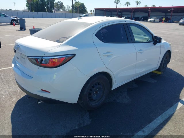 2019 Toyota YARIS L — фото 4