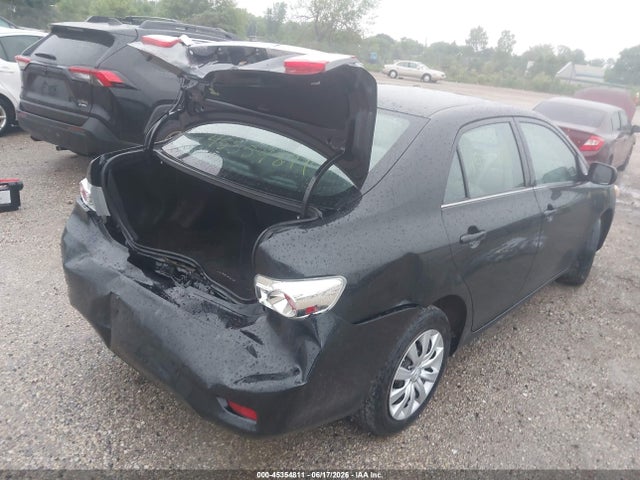 2013 Toyota COROLLA LE photo 4