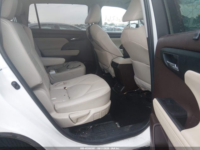 2021 TOYOTA HIGHLANDER XLE 8