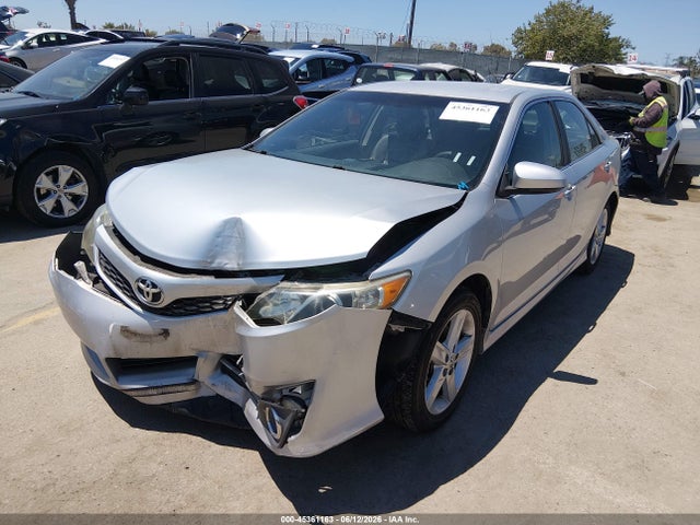 2012 Toyota CAMRY SE photo 2