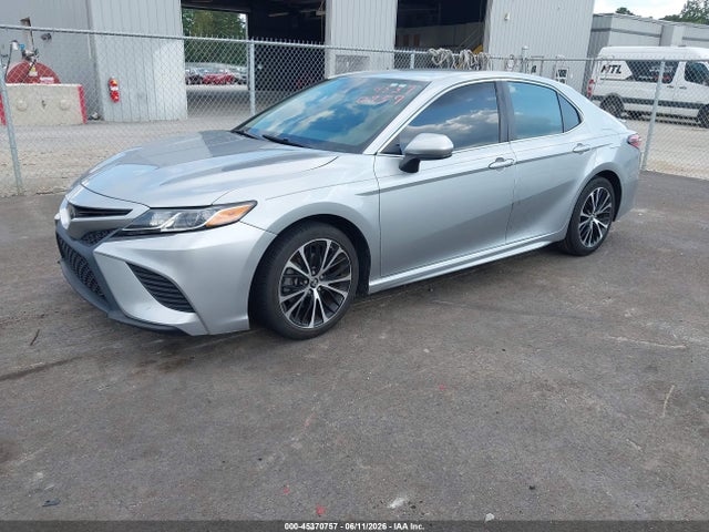 2018 Toyota CAMRY SE photo 2
