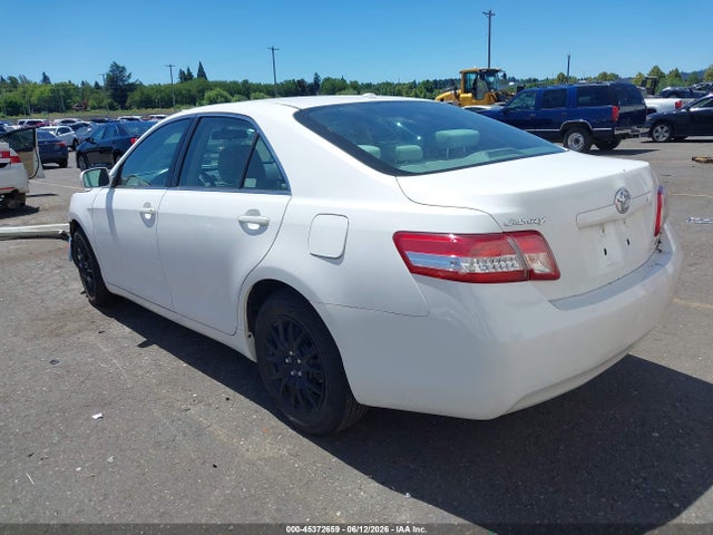2011 Toyota CAMRY LE photo 3