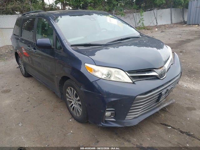 2018 TOYOTA SIENNA XLE 8 PASSENGER