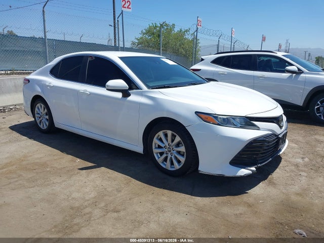 2019 Toyota CAMRY LE photo 1