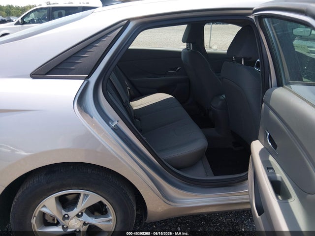 صورة 8 لـ 2021 Hyundai ELANTRA SE