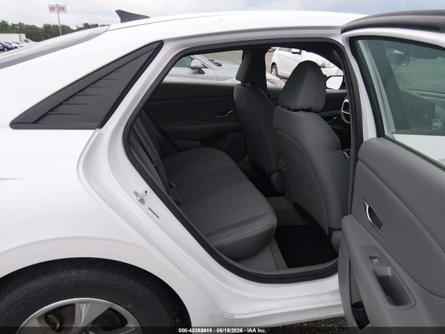 صورة 8 لـ 2021 Hyundai ELANTRA SE