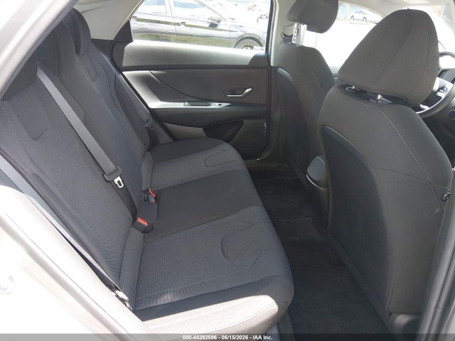 صورة 8 لـ 2023 Hyundai ELANTRA SE