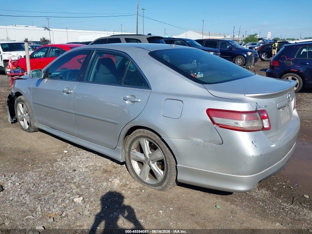 2011 Toyota CAMRY SE photo 3