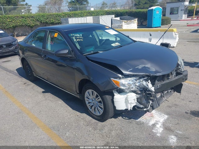 2014 Toyota CAMRY LE photo 1