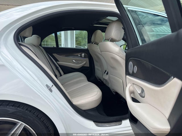 صورة 8 لـ 2017 Mercedes-BENZ E 300