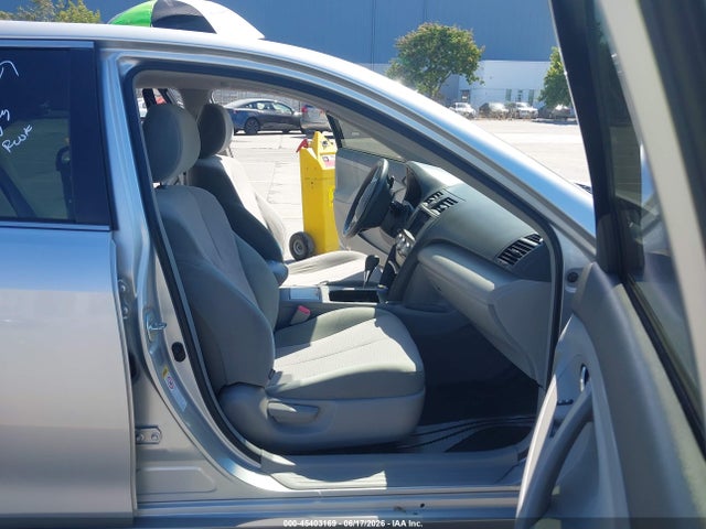 2010 Toyota CAMRY LE V6 photo 5