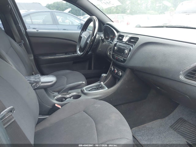 صورة 5 لـ 2013 Chrysler 200 LX