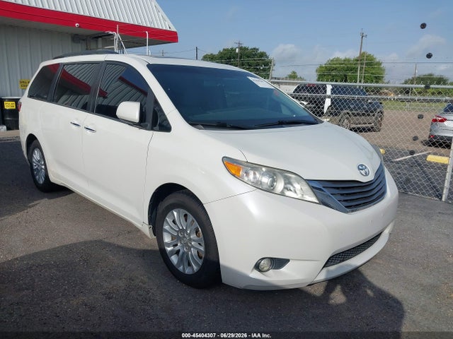 2017 TOYOTA SIENNA XLE PREMIUM 8 PASSENGER