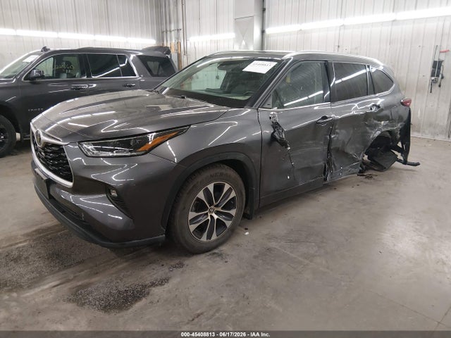 2021 TOYOTA HIGHLANDER XLE 2