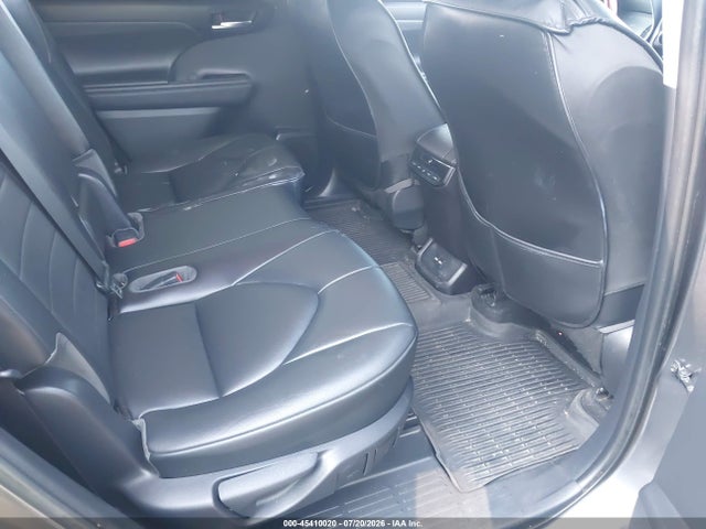 2021 TOYOTA HIGHLANDER XLE 8