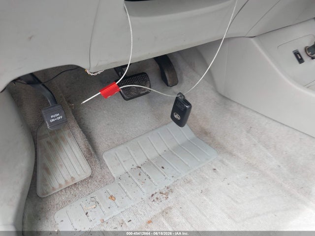 2010 Toyota PRIUS III — миниатюра 11