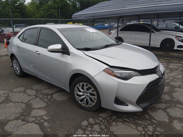 2017 Toyota COROLLA LE photo 1