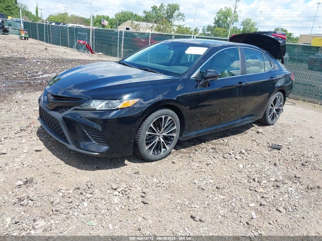 2018 Toyota CAMRY SE photo 2