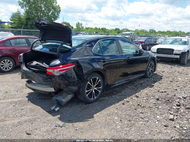 2018 Toyota CAMRY SE photo 4