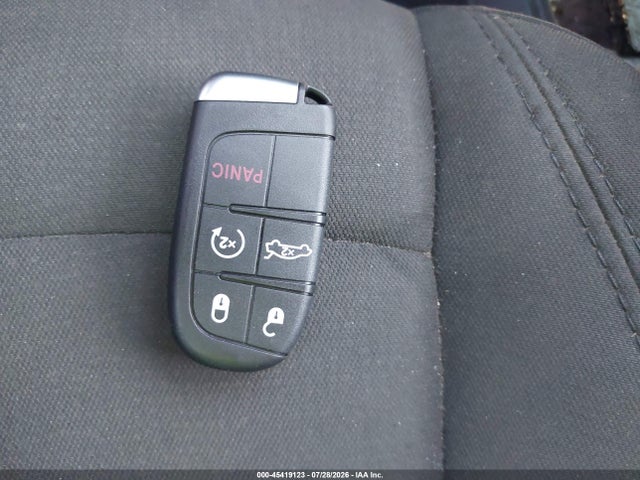 2016 Chrysler 200 LIMITED — миниатюра 11