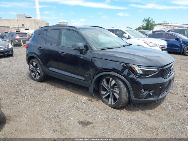 2025 VOLVO XC40 B5 PLUS DARK THEME
