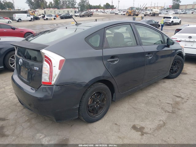 صورة 4 لـ 2014 Toyota PRIUS THREE