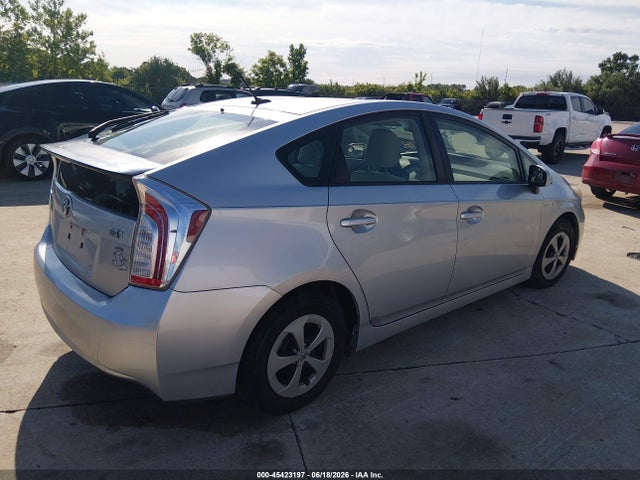 صورة 4 لـ 2014 Toyota PRIUS THREE