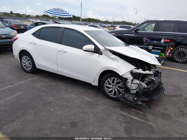 2019 Toyota COROLLA LE photo 1