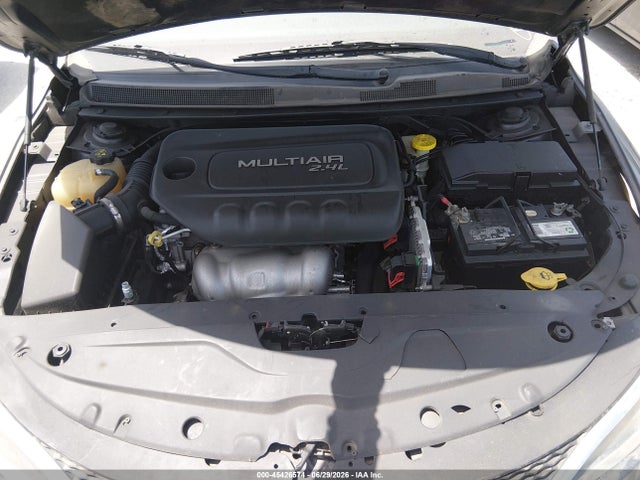 صورة 10 لـ 2015 Chrysler 200 C