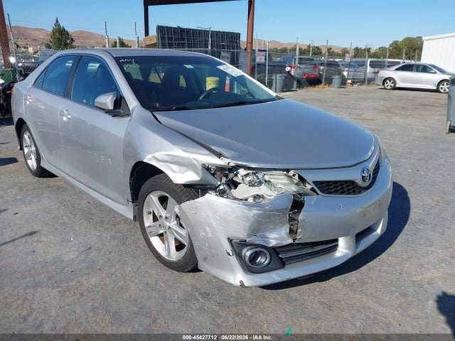 2014 Toyota CAMRY SE photo 1