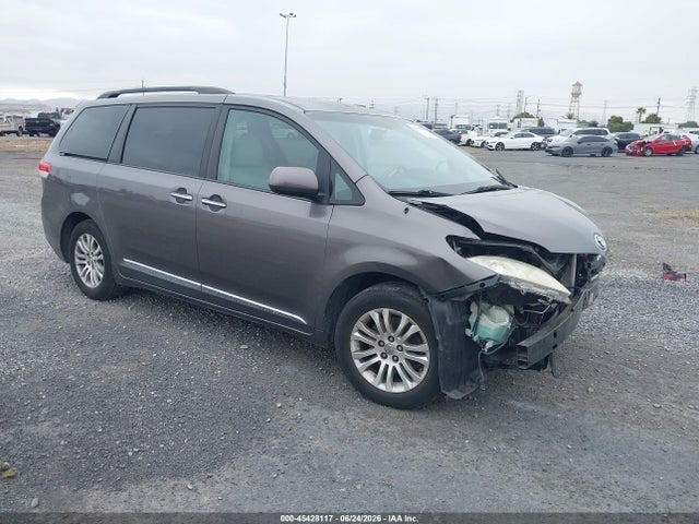2014 TOYOTA SIENNA XLE V6 8 PASSENGER