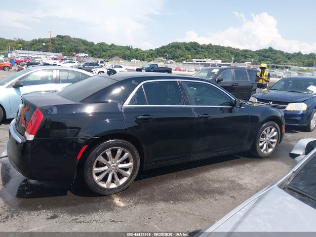 2016 Chrysler 300 LIMITED — миниатюра 13