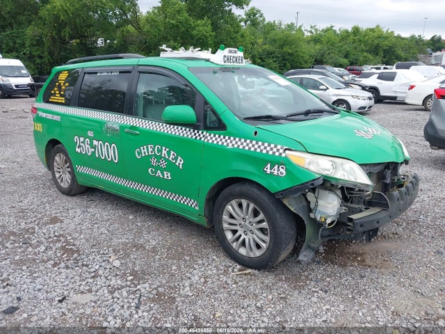 2013 TOYOTA SIENNA XLE V6 8 PASSENGER