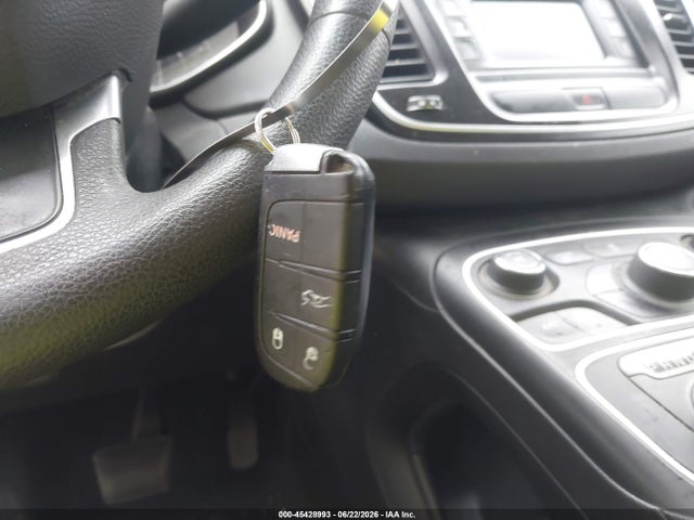 2015 Chrysler 200 LIMITED — миниатюра 11