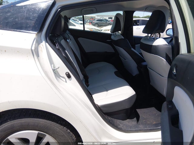 2017 Toyota PRIUS FOUR photo 8