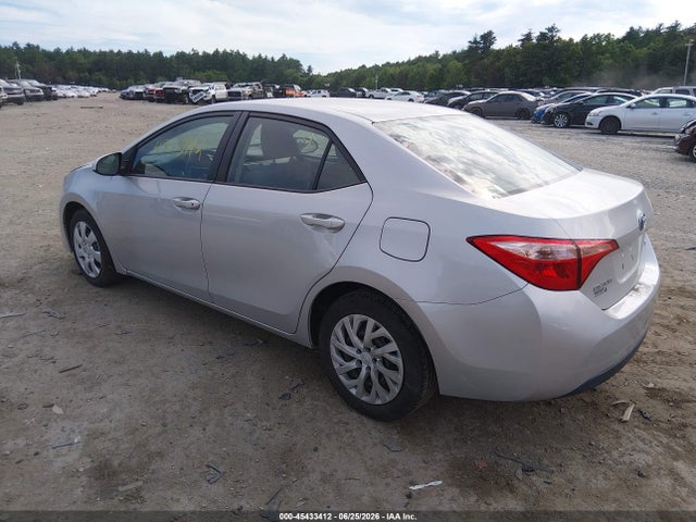 2017 Toyota COROLLA LE photo 3