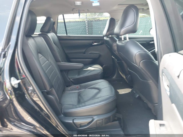 2022 TOYOTA HIGHLANDER XLE 8