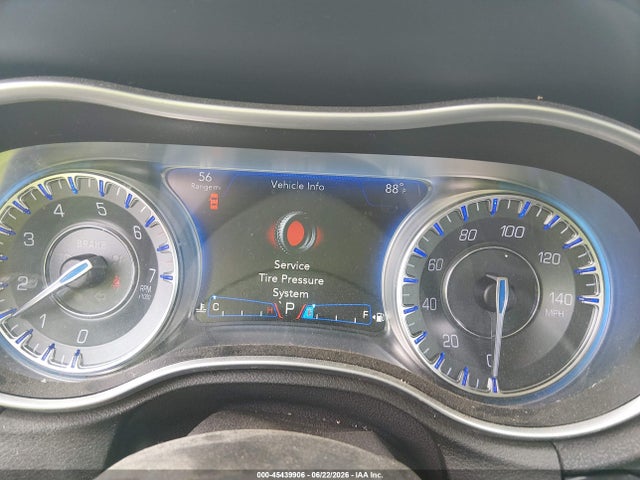 2016 Chrysler 300C — фото 7