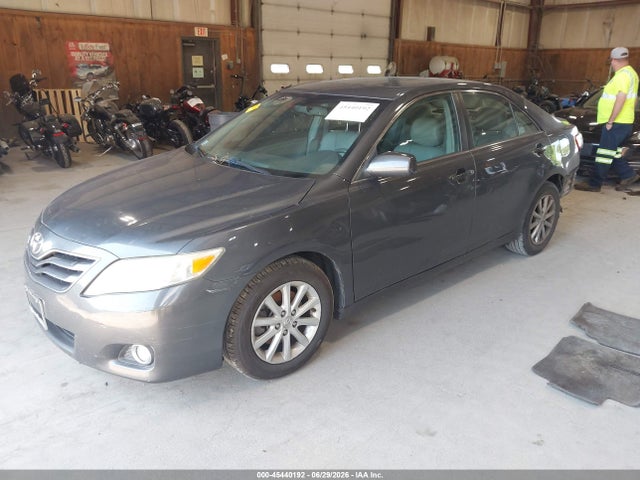 2011 Toyota CAMRY XLE photo 2