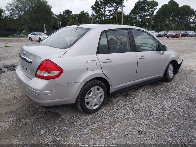 2010 Nissan VERSA 1.8S — фото 4