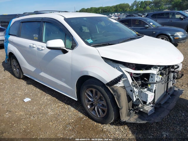 2025 TOYOTA SIENNA LE