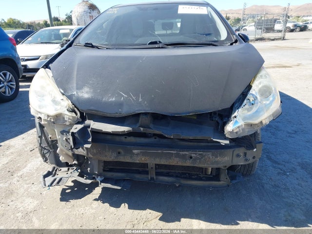 صورة 6 لـ 2012 Toyota PRIUS C ONE