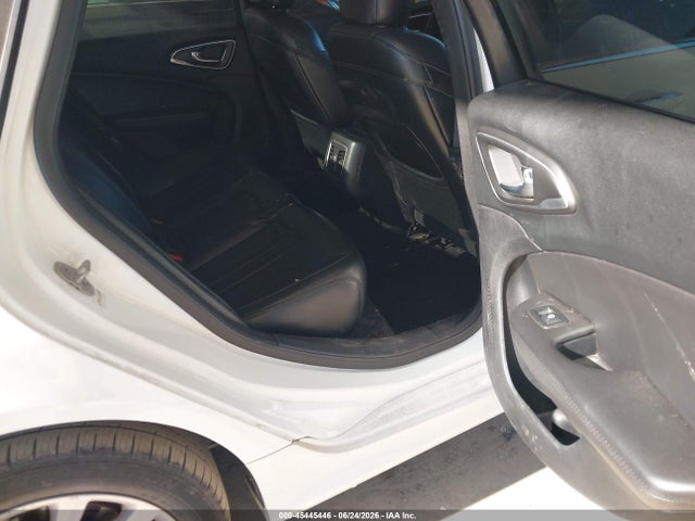 صورة 8 لـ 2015 Chrysler 200 C