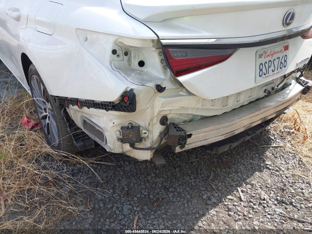 صورة 6 لـ 2020 Lexus ES 300H