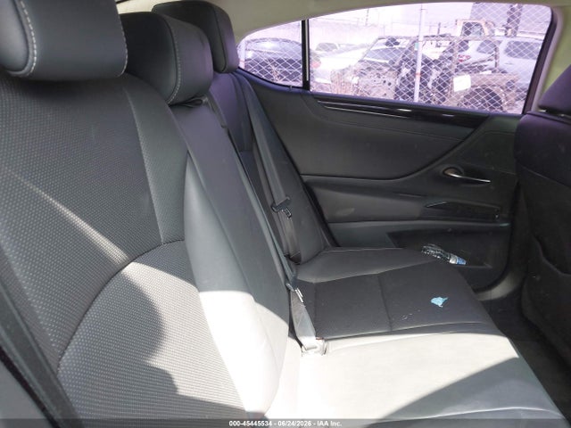 صورة 8 لـ 2020 Lexus ES 300H