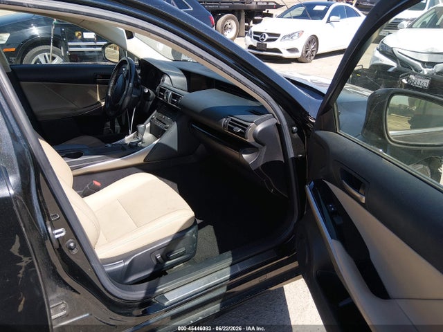 صورة 5 لـ 2020 Lexus IS 300
